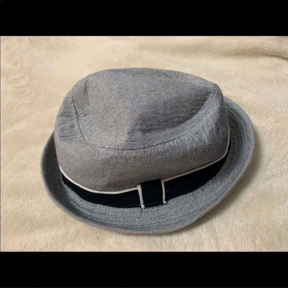 The children place kids hat
